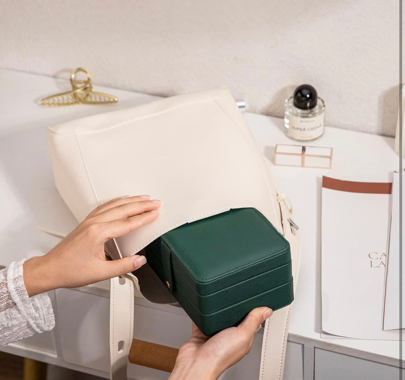 Jewelry Box, PU Leather Travel Jewelry Organizer Case for Women Girls, 2 Layers Portable Jewelry Storage Organizer for Stud Earrings, Rings, Necklaces, Bracelets. Green