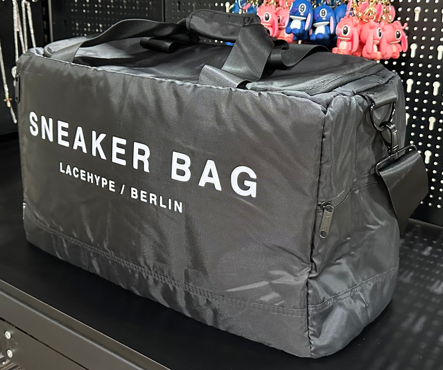 Sneaker Bag, Duffel Bag, Gym Training Bag, Travel Bag, Basketball Bag, Footbal Bag with 3 adjustable compartment dividers (Black/red "Sneaker Bag)